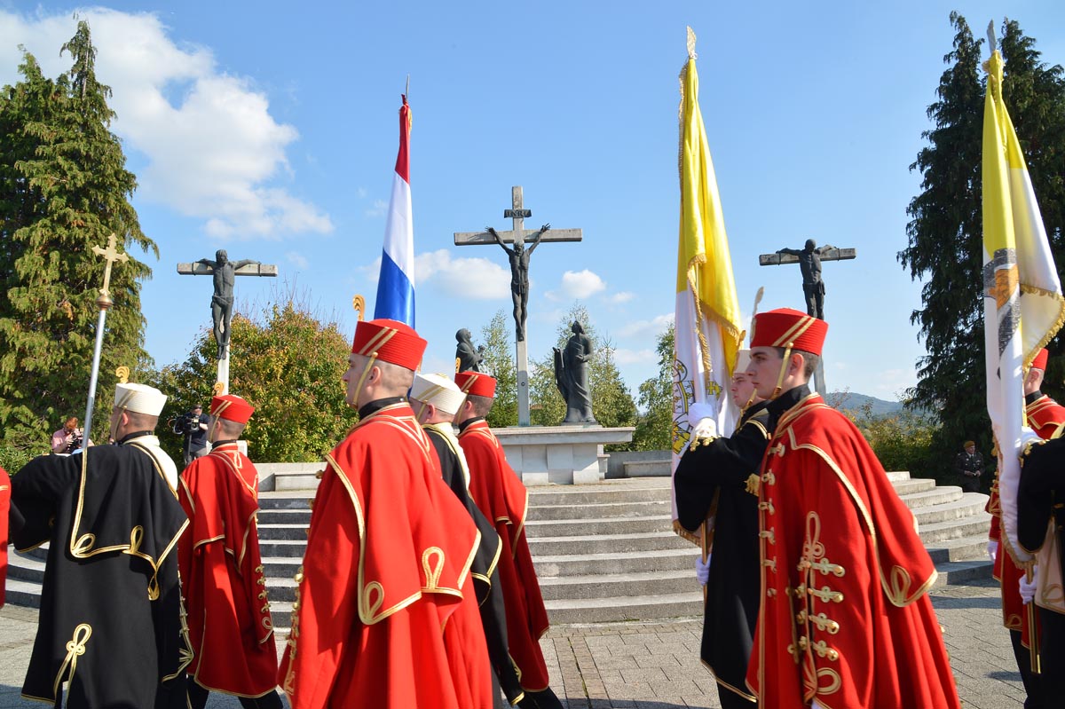 https://www.morh.hr/wp-content/gallery/poljski-ministar-obrane-na-25-vojno-redarstvenom-hodocascu/krizni_put_01102017_09.jpg