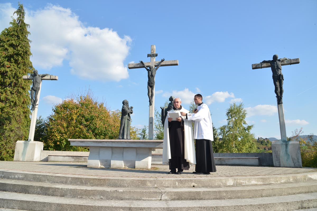 https://www.morh.hr/wp-content/gallery/poljski-ministar-obrane-na-25-vojno-redarstvenom-hodocascu/krizni_put_01102017_10.jpg