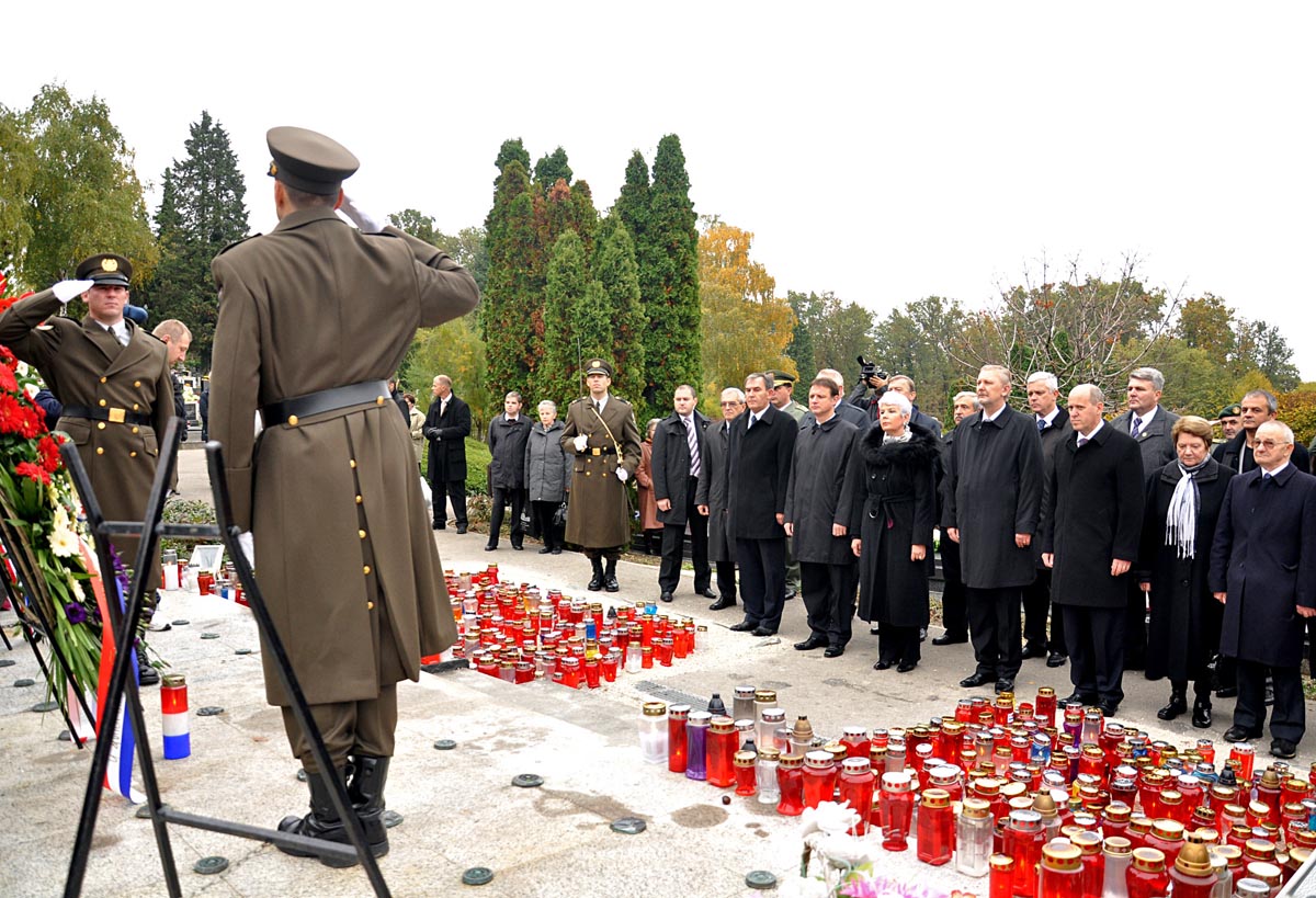 https://www.morh.hr/wp-content/gallery/poloeni-vijenci-prigodom-obiljeavanja-blagdana-svih-svetih-i-dunog-dana/foto-vlada-rh_01112011_1.jpg