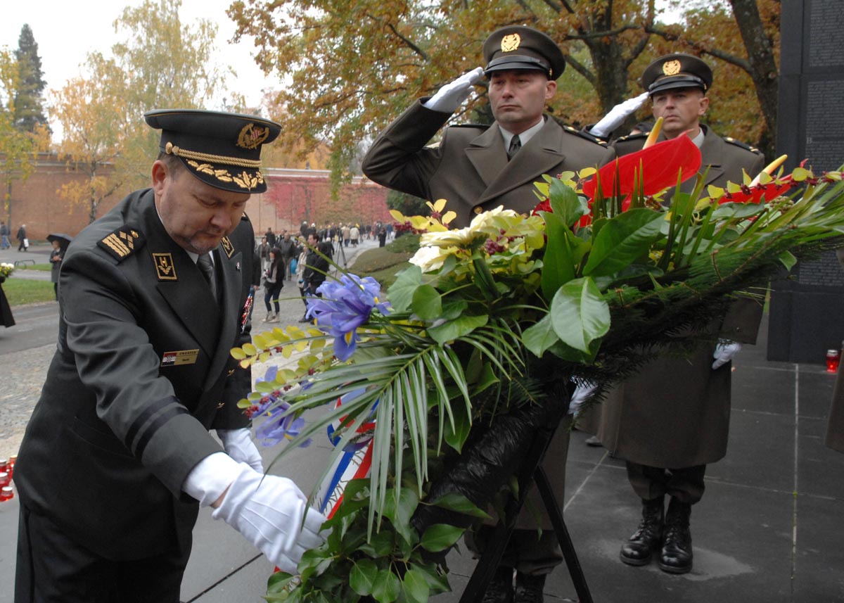 https://www.morh.hr/wp-content/gallery/poloeni-vijenci-prigodom-obiljeavanja-blagdana-svih-svetih-i-dunog-dana/vijenci-01112011_05.jpg