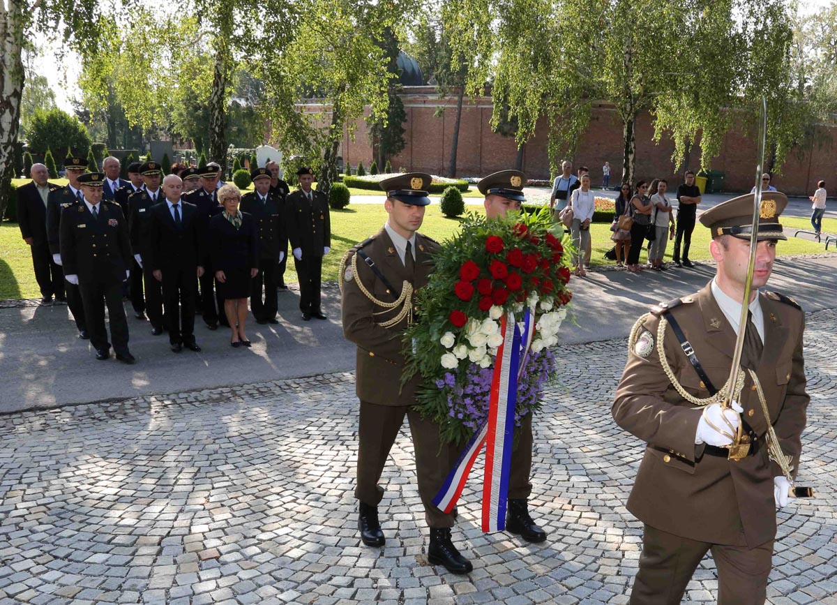 https://www.morh.hr/wp-content/gallery/polozeni-vijenci-povodom-dana-pobjede-i-domovinske-zahvalnosti/mirogoj_04082014_sb_01.jpg