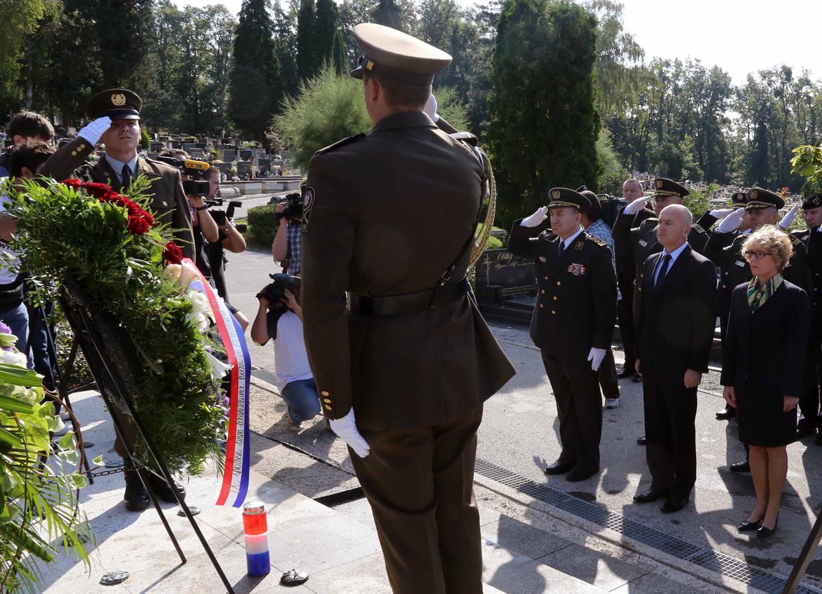 https://www.morh.hr/wp-content/gallery/polozeni-vijenci-povodom-dana-pobjede-i-domovinske-zahvalnosti/mirogoj_04082014_sb_06.jpg