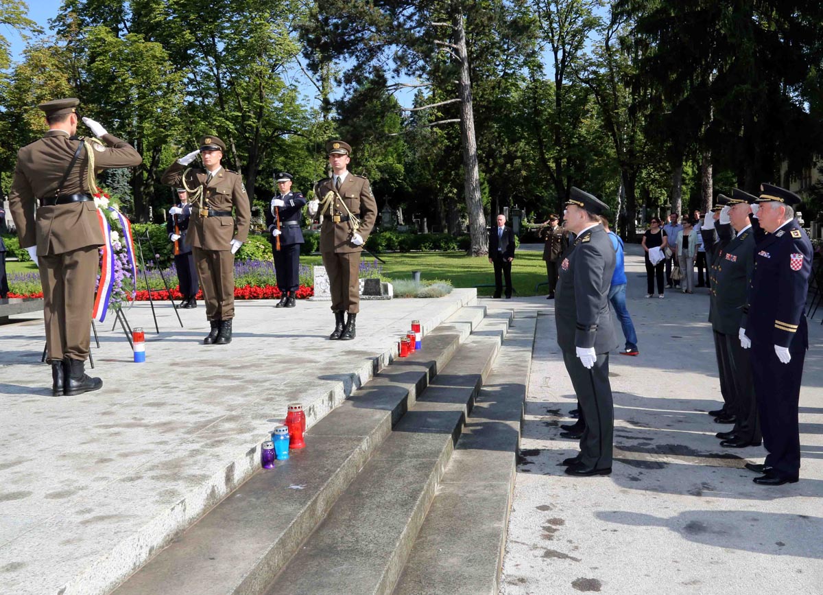 https://www.morh.hr/wp-content/gallery/polozeni-vijenci-povodom-dana-pobjede-i-domovinske-zahvalnosti/mirogoj_04082014_sb_11.jpg
