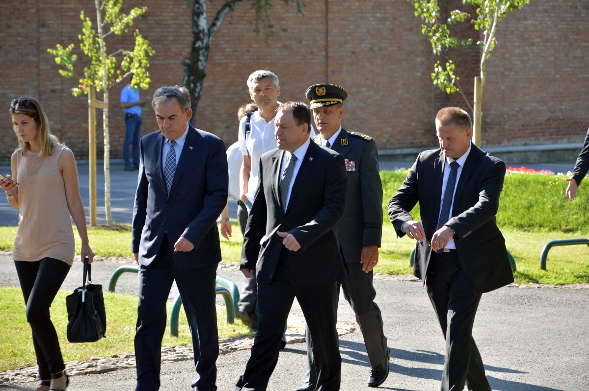 https://www.morh.hr/wp-content/gallery/polozeni-vijenci-uoci-dana-pobjede-i-domovinske-zahvalnosti/vijenci_040082016_01.jpg