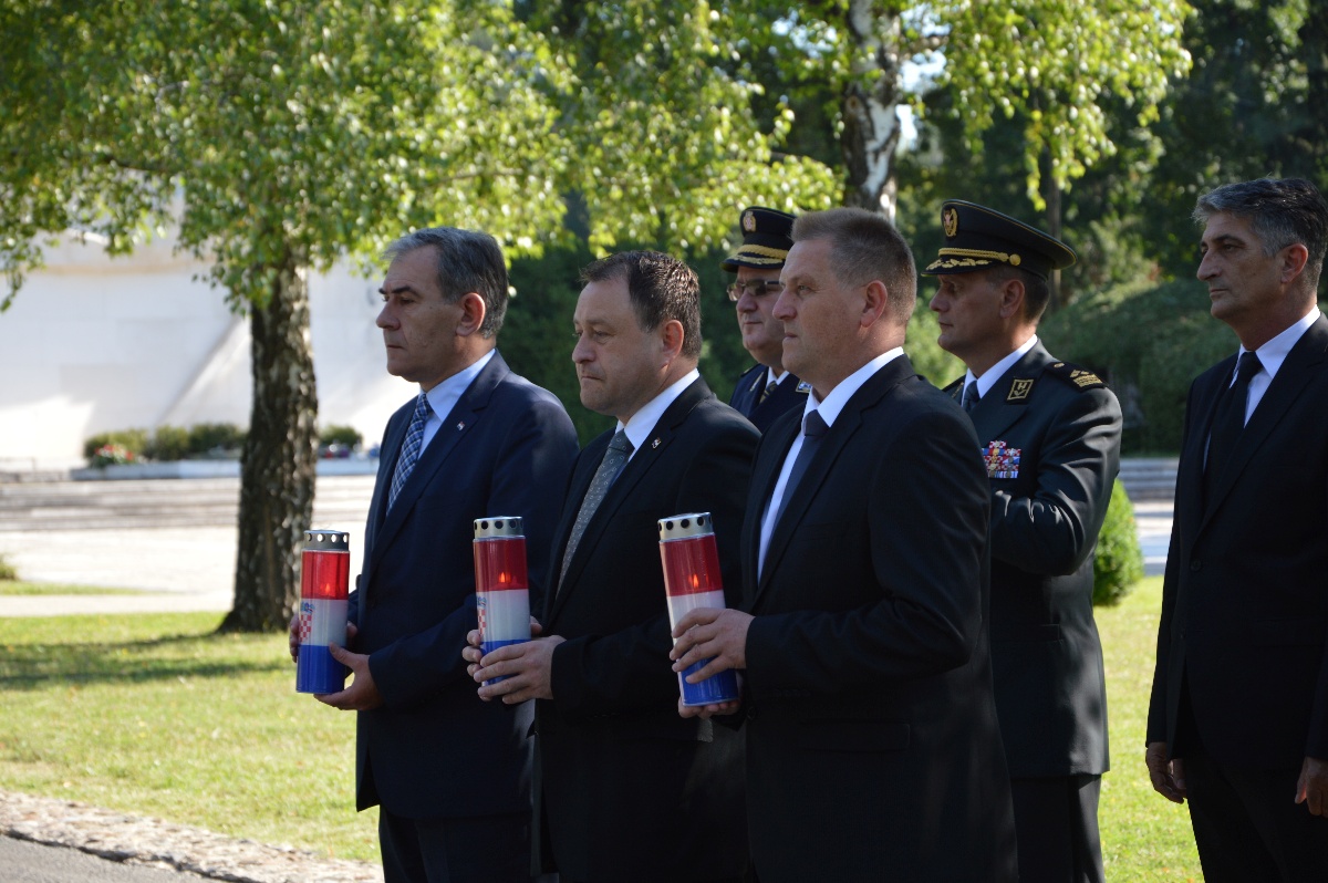 https://www.morh.hr/wp-content/gallery/polozeni-vijenci-uoci-dana-pobjede-i-domovinske-zahvalnosti/vijenci_040082016_03.jpg