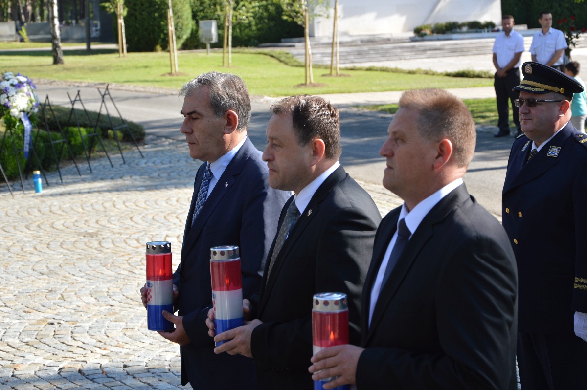https://www.morh.hr/wp-content/gallery/polozeni-vijenci-uoci-dana-pobjede-i-domovinske-zahvalnosti/vijenci_040082016_04.jpg