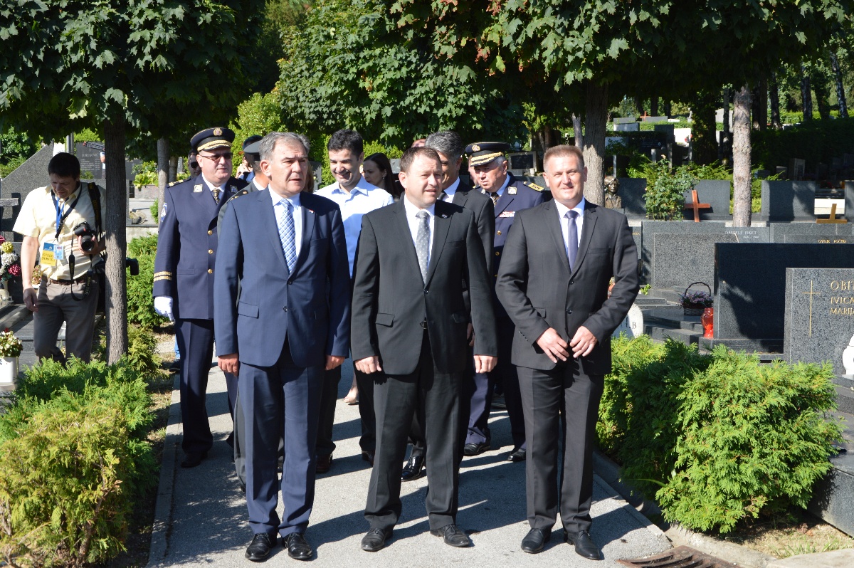 https://www.morh.hr/wp-content/gallery/polozeni-vijenci-uoci-dana-pobjede-i-domovinske-zahvalnosti/vijenci_040082016_07.jpg
