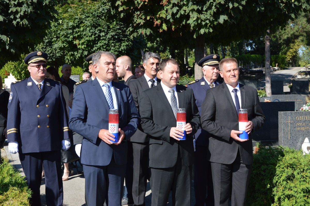 https://www.morh.hr/wp-content/gallery/polozeni-vijenci-uoci-dana-pobjede-i-domovinske-zahvalnosti/vijenci_040082016_08.jpg