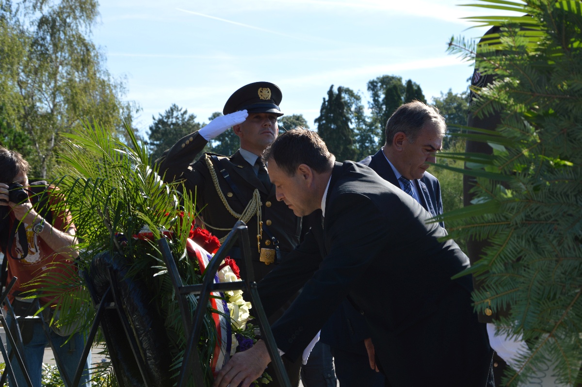 https://www.morh.hr/wp-content/gallery/polozeni-vijenci-uoci-dana-pobjede-i-domovinske-zahvalnosti/vijenci_040082016_10.jpg