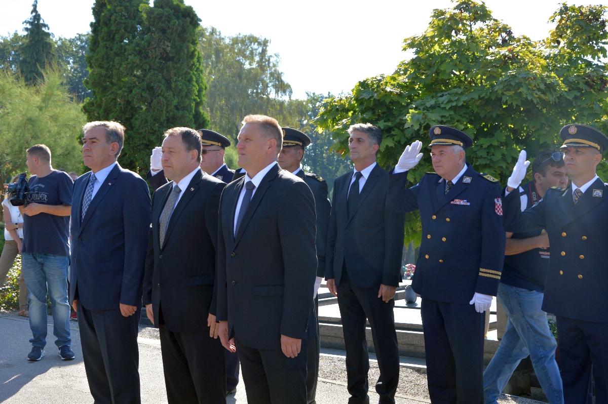 https://www.morh.hr/wp-content/gallery/polozeni-vijenci-uoci-dana-pobjede-i-domovinske-zahvalnosti/vijenci_040082016_11.jpg