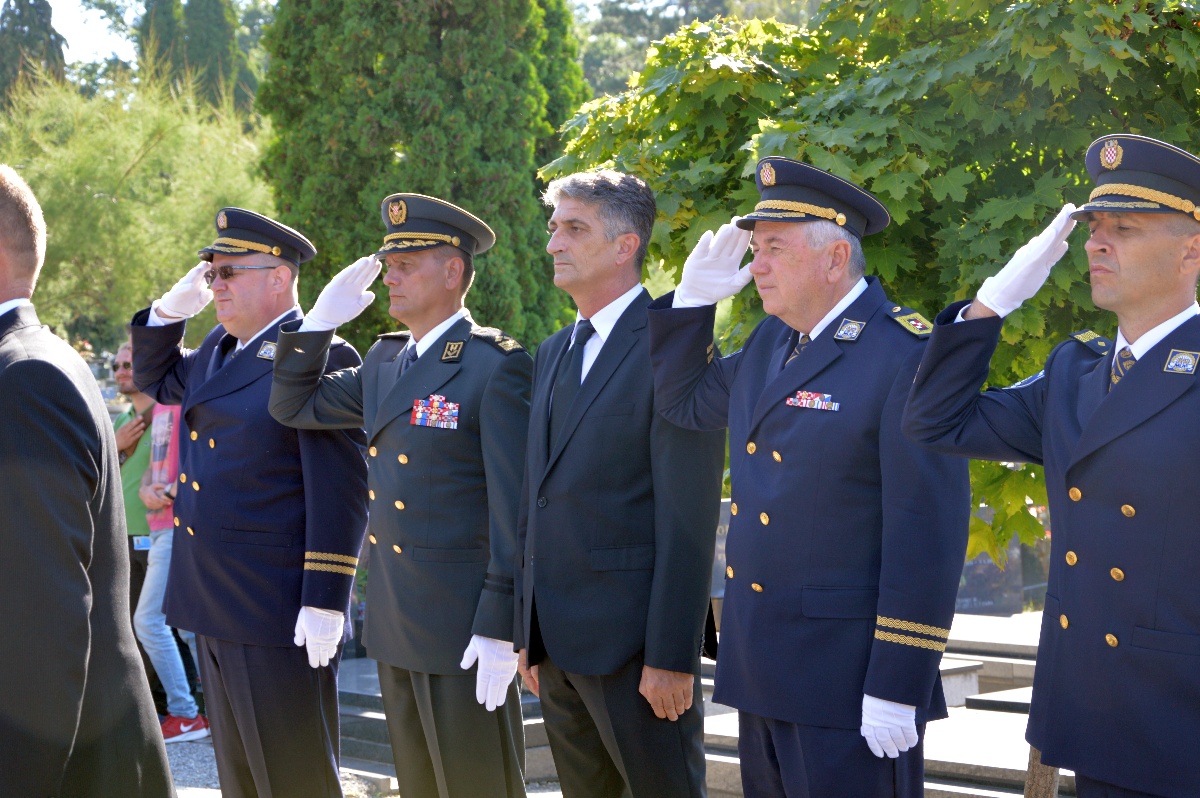https://www.morh.hr/wp-content/gallery/polozeni-vijenci-uoci-dana-pobjede-i-domovinske-zahvalnosti/vijenci_040082016_12.jpg
