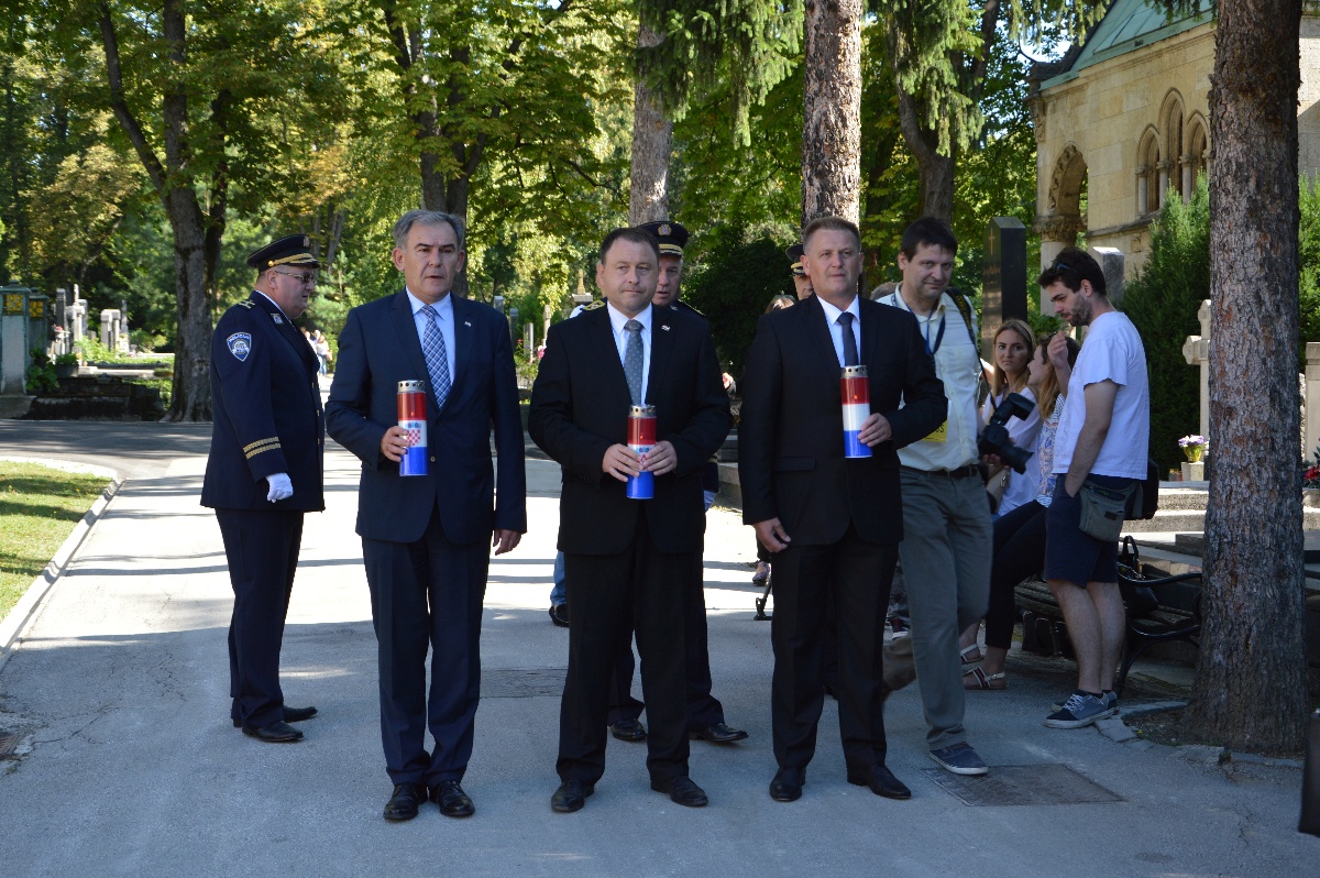 https://www.morh.hr/wp-content/gallery/polozeni-vijenci-uoci-dana-pobjede-i-domovinske-zahvalnosti/vijenci_040082016_14.jpg