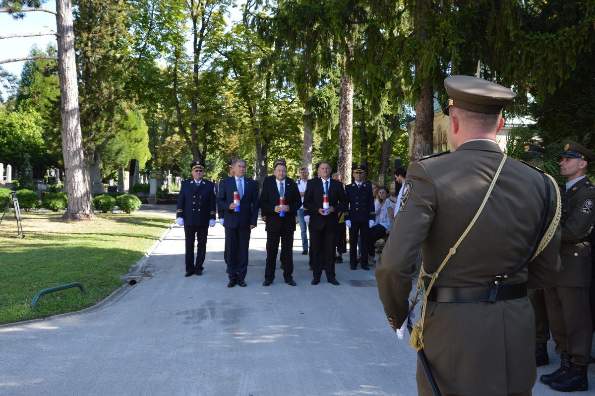 https://www.morh.hr/wp-content/gallery/polozeni-vijenci-uoci-dana-pobjede-i-domovinske-zahvalnosti/vijenci_040082016_15.jpg