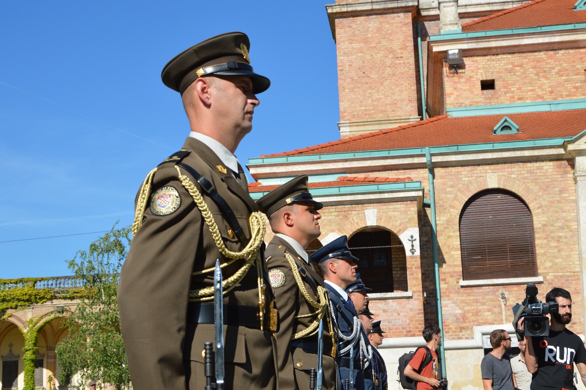 https://www.morh.hr/wp-content/gallery/polozeni-vijenci-uoci-dana-pobjede-i-domovinske-zahvalnosti/vijenci_040082016_16.jpg