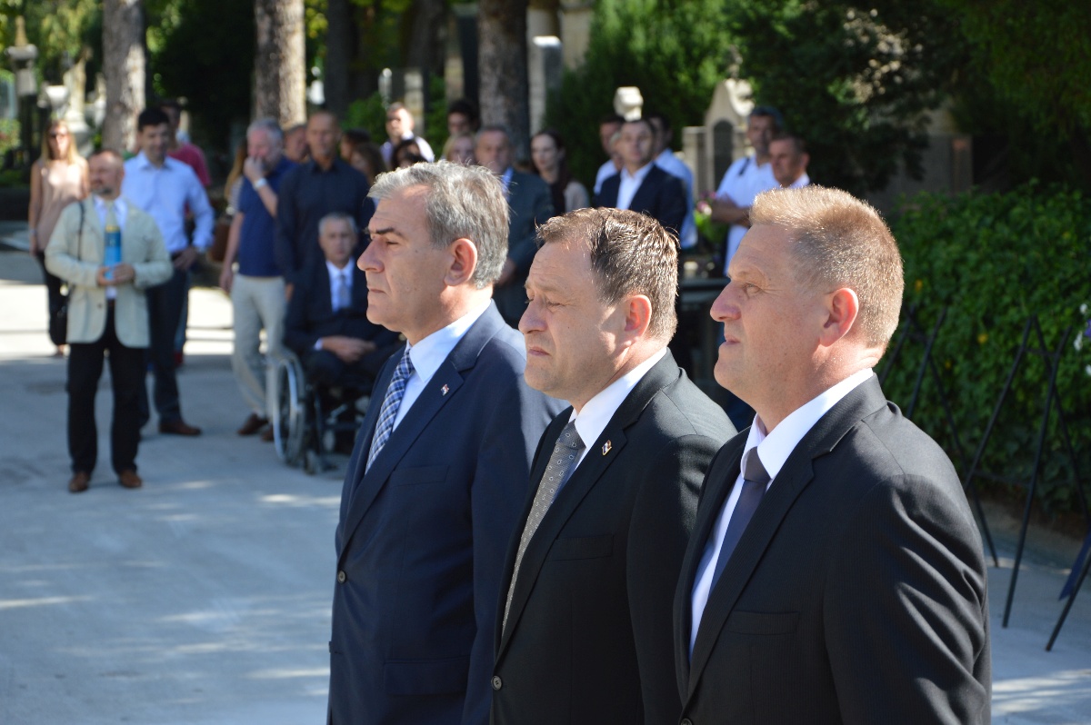 https://www.morh.hr/wp-content/gallery/polozeni-vijenci-uoci-dana-pobjede-i-domovinske-zahvalnosti/vijenci_040082016_17.jpg