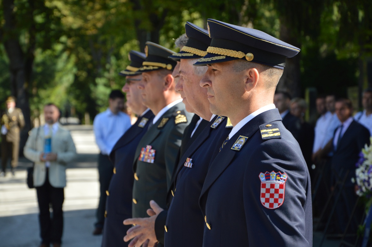 https://www.morh.hr/wp-content/gallery/polozeni-vijenci-uoci-dana-pobjede-i-domovinske-zahvalnosti/vijenci_040082016_19.jpg