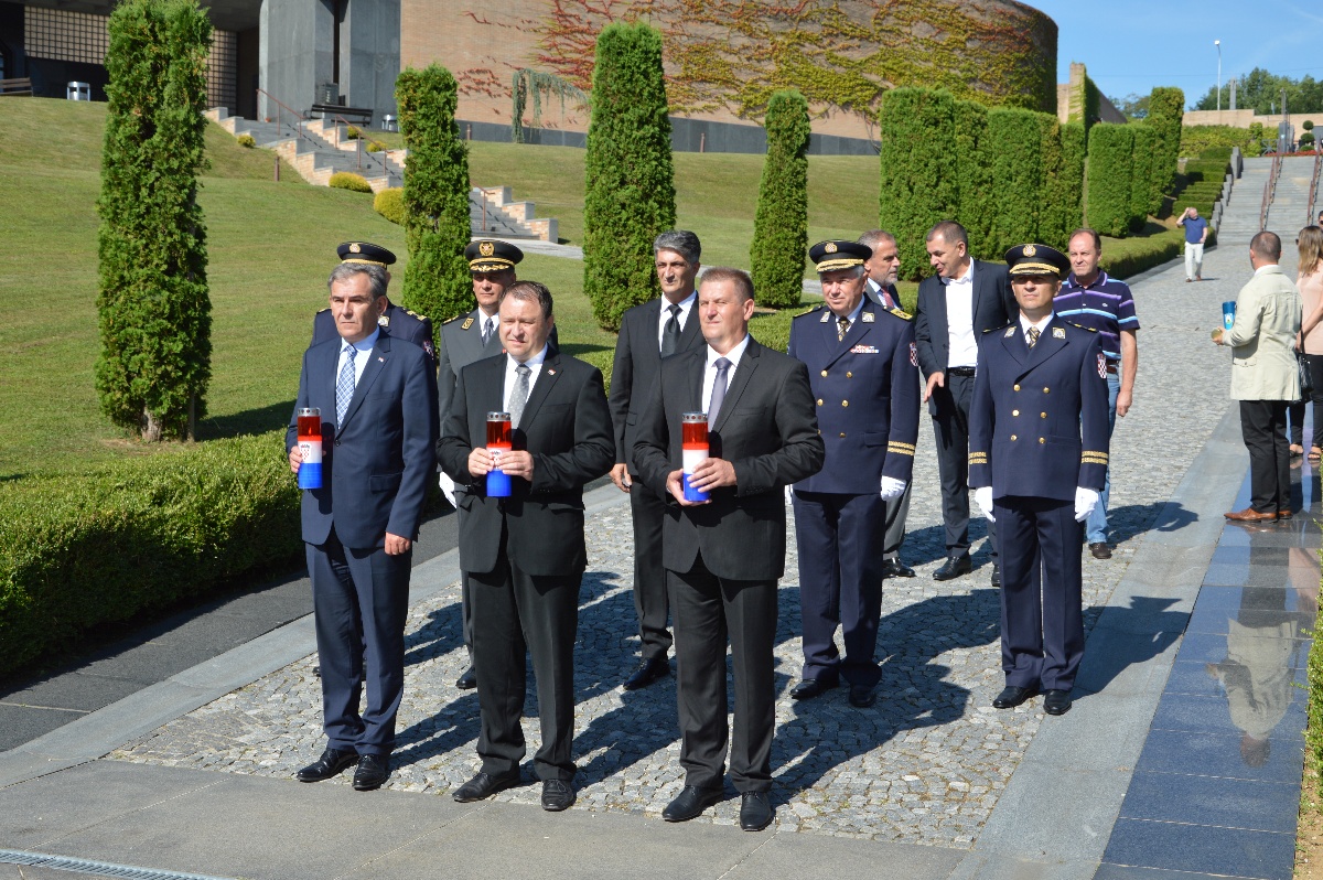 https://www.morh.hr/wp-content/gallery/polozeni-vijenci-uoci-dana-pobjede-i-domovinske-zahvalnosti/vijenci_040082016_21.jpg