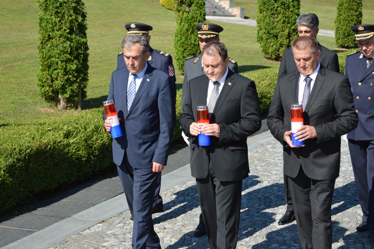 https://www.morh.hr/wp-content/gallery/polozeni-vijenci-uoci-dana-pobjede-i-domovinske-zahvalnosti/vijenci_040082016_22.jpg
