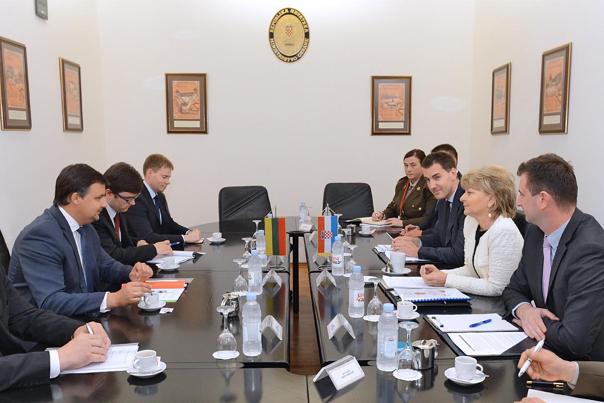 https://www.morh.hr/wp-content/gallery/pomocnica-ministra-obrane-primila-litvanskog-pomocnika-ministra-obrane/zmo_29052014_4.jpg
