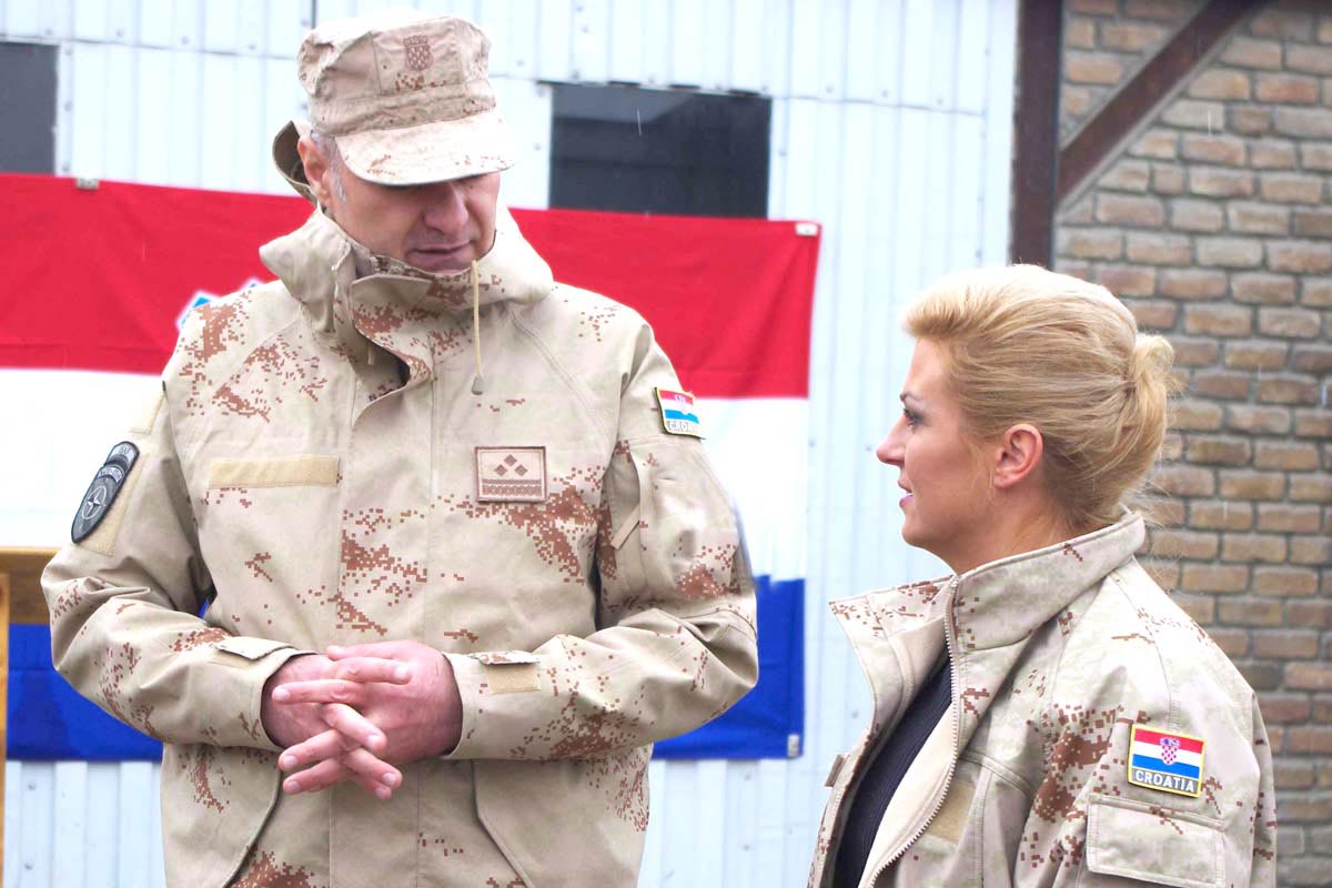 https://www.morh.hr/wp-content/gallery/pomonica-glavnog-tajnika-nato-a-u-posjeti-hrvatskom-campu-cobra/kolinda_04022013_1.jpg