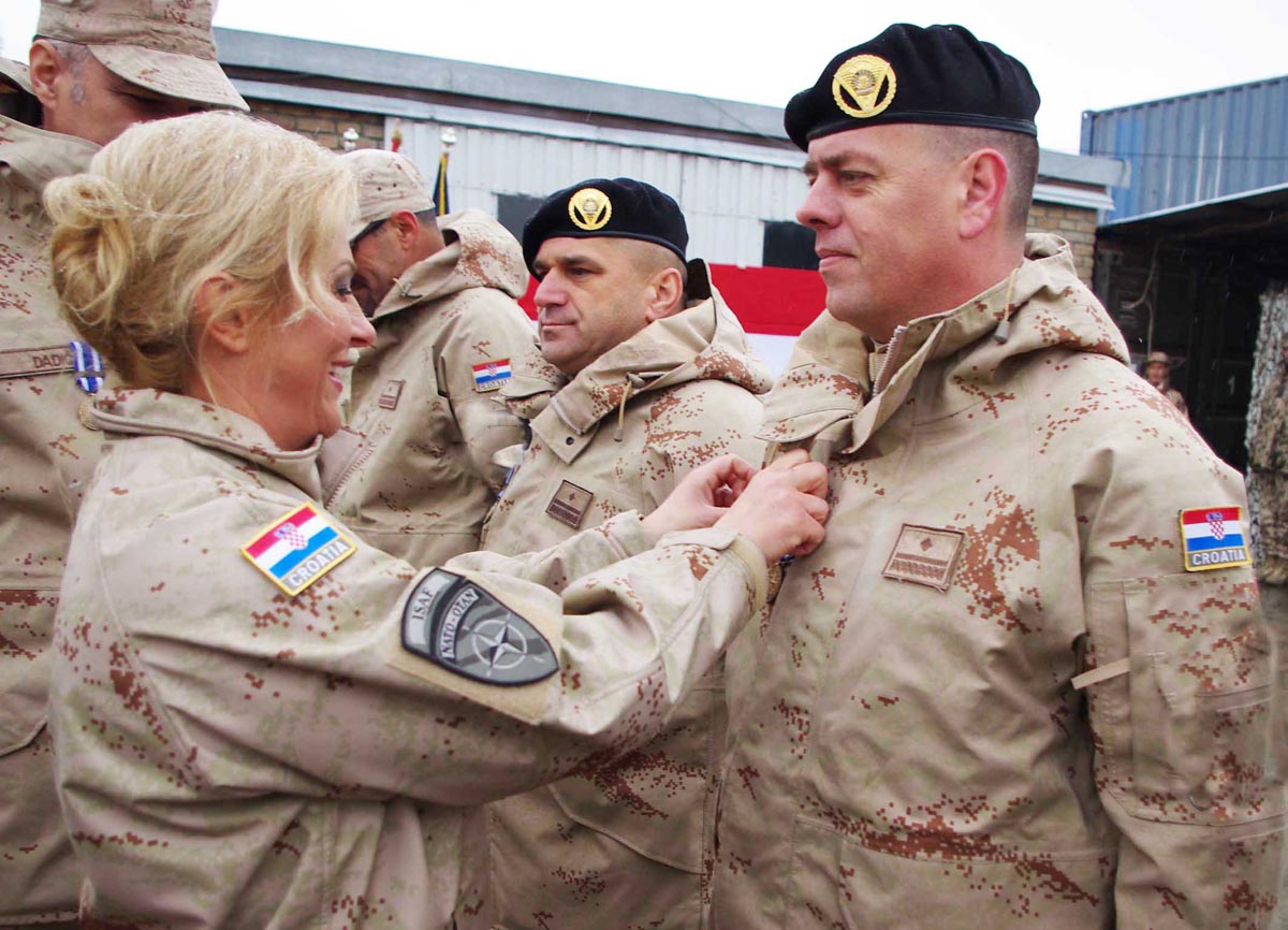 https://www.morh.hr/wp-content/gallery/pomonica-glavnog-tajnika-nato-a-u-posjeti-hrvatskom-campu-cobra/kolinda_04022013_4.jpg