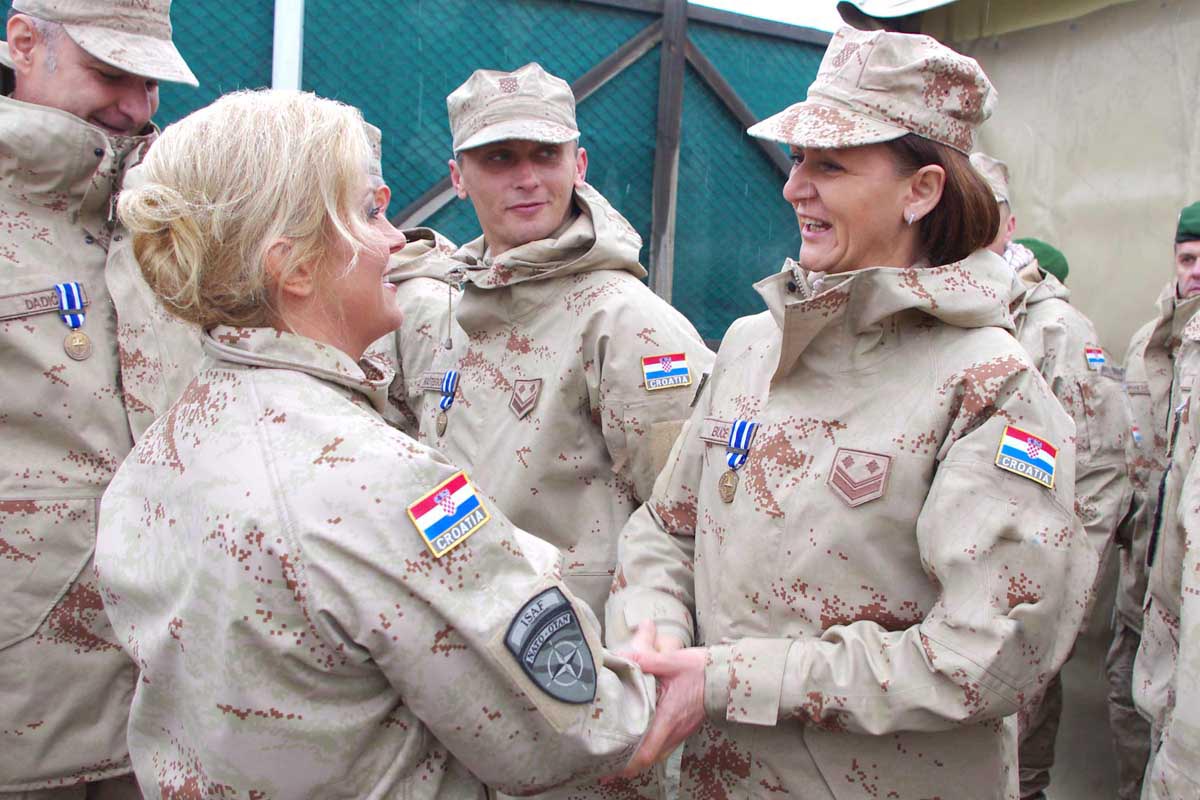 https://www.morh.hr/wp-content/gallery/pomonica-glavnog-tajnika-nato-a-u-posjeti-hrvatskom-campu-cobra/kolinda_04022013_5.jpg