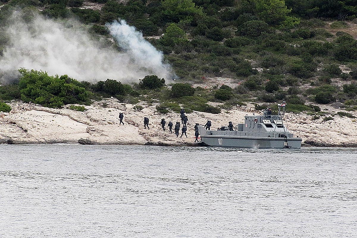 https://www.morh.hr/wp-content/gallery/pomorski-desant-uz-vatrenu-potporu-kod-zirja/desant_zirje_15102018_13.jpg