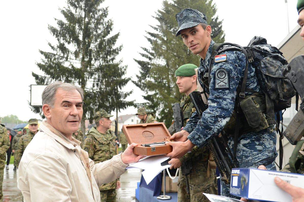 https://www.morh.hr/wp-content/gallery/porucnik-korvete-ante-jovic-prvi-za-hrvatsku-2016/najvojnik_jk_12052016_26.jpg
