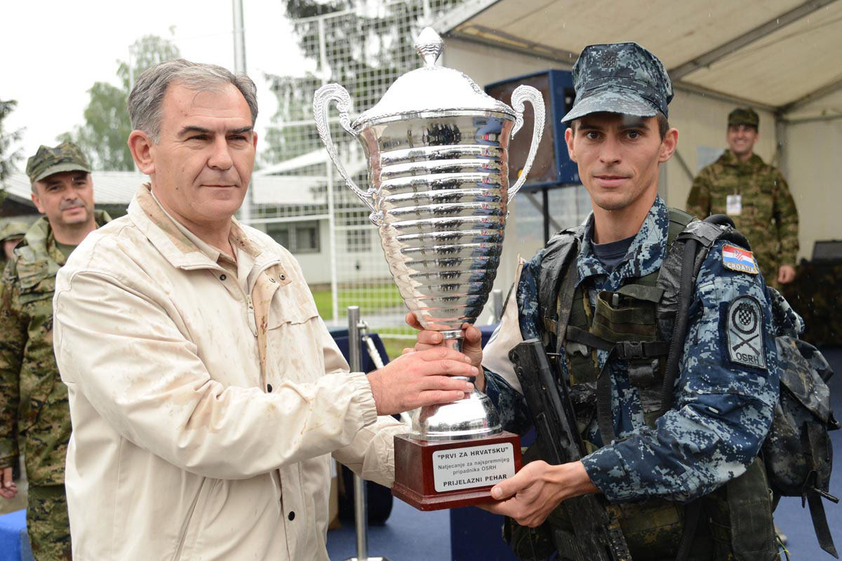 https://www.morh.hr/wp-content/gallery/porucnik-korvete-ante-jovic-prvi-za-hrvatsku-2016/najvojnik_jk_12052016_30.jpg
