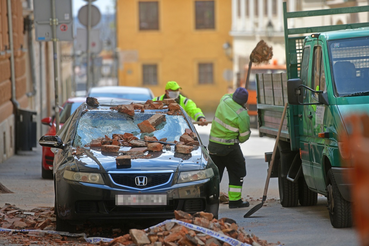 https://www.morh.hr/wp-content/gallery/poruka-hv-a-zagrebu-dajete-nam-snagu-za-dalje-ostanite-doma-idemo-u-nove-pobjede/20200323-0568-potres-zg.jpg