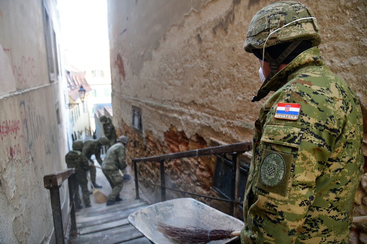 https://www.morh.hr/wp-content/gallery/poruka-hv-a-zagrebu-dajete-nam-snagu-za-dalje-ostanite-doma-idemo-u-nove-pobjede/20200323-0597-potres-zg.jpg