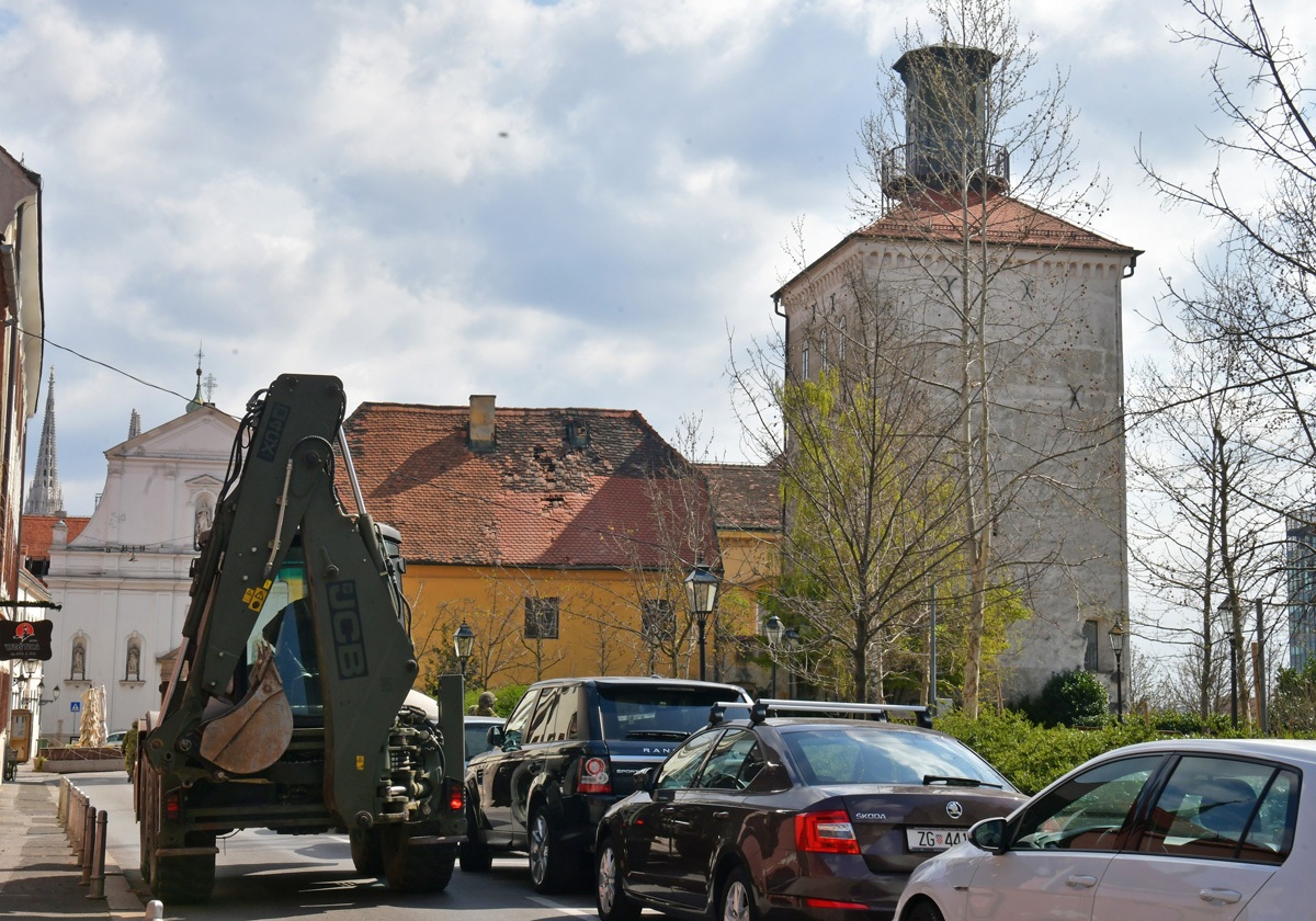https://www.morh.hr/wp-content/gallery/poruka-hv-a-zagrebu-dajete-nam-snagu-za-dalje-ostanite-doma-idemo-u-nove-pobjede/20200323-0611-potres-zg.jpg