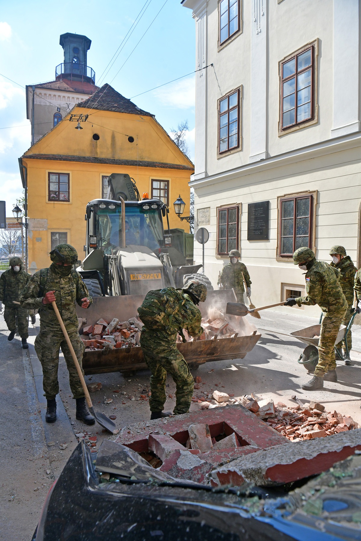 https://www.morh.hr/wp-content/gallery/poruka-hv-a-zagrebu-dajete-nam-snagu-za-dalje-ostanite-doma-idemo-u-nove-pobjede/20200323-0628-potres-zg.jpg