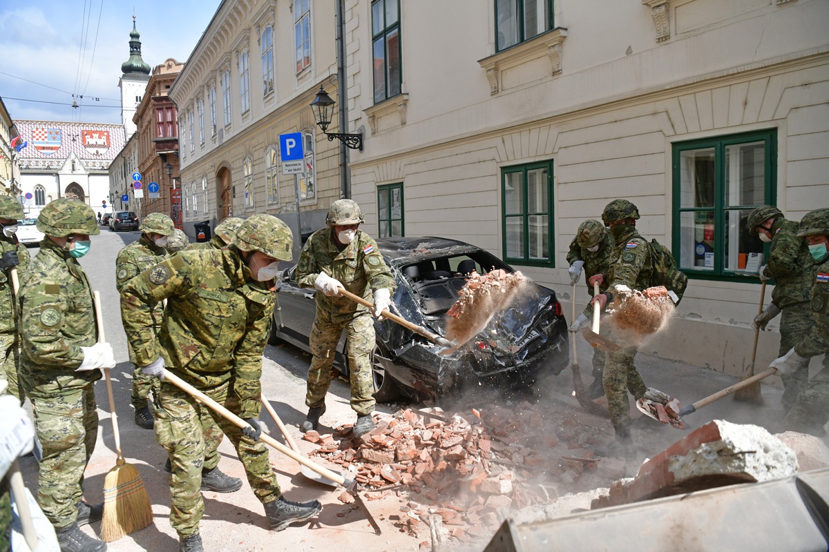 https://www.morh.hr/wp-content/gallery/poruka-hv-a-zagrebu-dajete-nam-snagu-za-dalje-ostanite-doma-idemo-u-nove-pobjede/20200323-0694-potres-zg.jpg