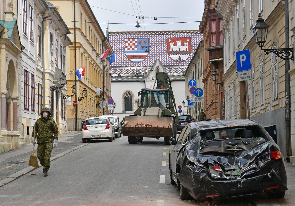 https://www.morh.hr/wp-content/gallery/poruka-hv-a-zagrebu-dajete-nam-snagu-za-dalje-ostanite-doma-idemo-u-nove-pobjede/20200323-0796-potres-zg.jpg