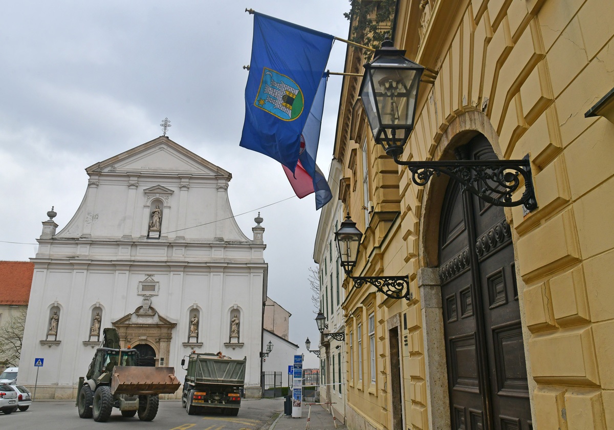 https://www.morh.hr/wp-content/gallery/poruka-hv-a-zagrebu-dajete-nam-snagu-za-dalje-ostanite-doma-idemo-u-nove-pobjede/20200323-0808-potres-zg.jpg