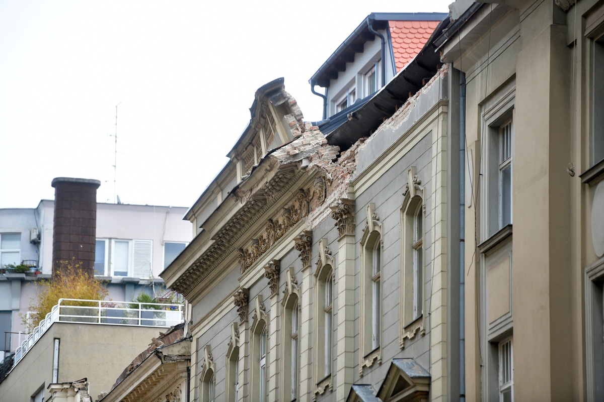 https://www.morh.hr/wp-content/gallery/poruka-hv-a-zagrebu-dajete-nam-snagu-za-dalje-ostanite-doma-idemo-u-nove-pobjede/20200323-0875-potres-zg.jpg