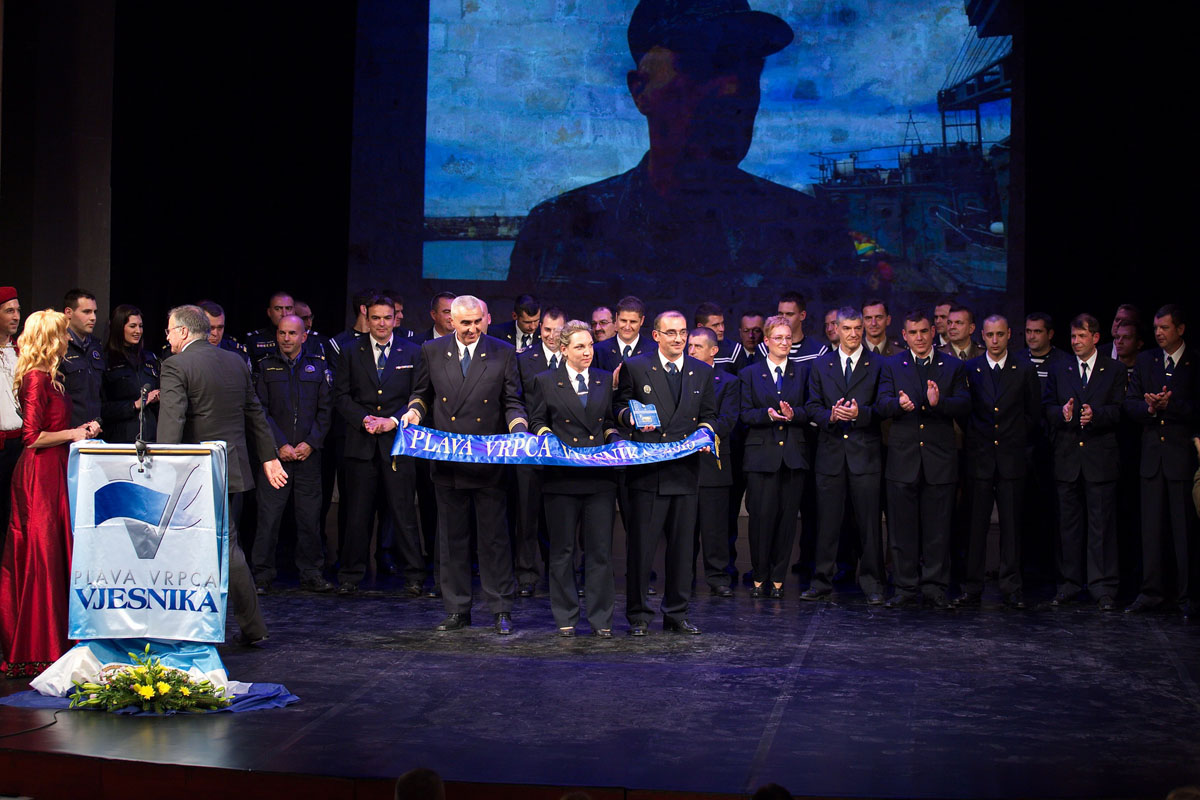 https://www.morh.hr/wp-content/gallery/posada-broda-andrija-mohorovicic-osvojila-plavu-vrpcu-vjesnika/plava_vrpca_07122015_12.jpg