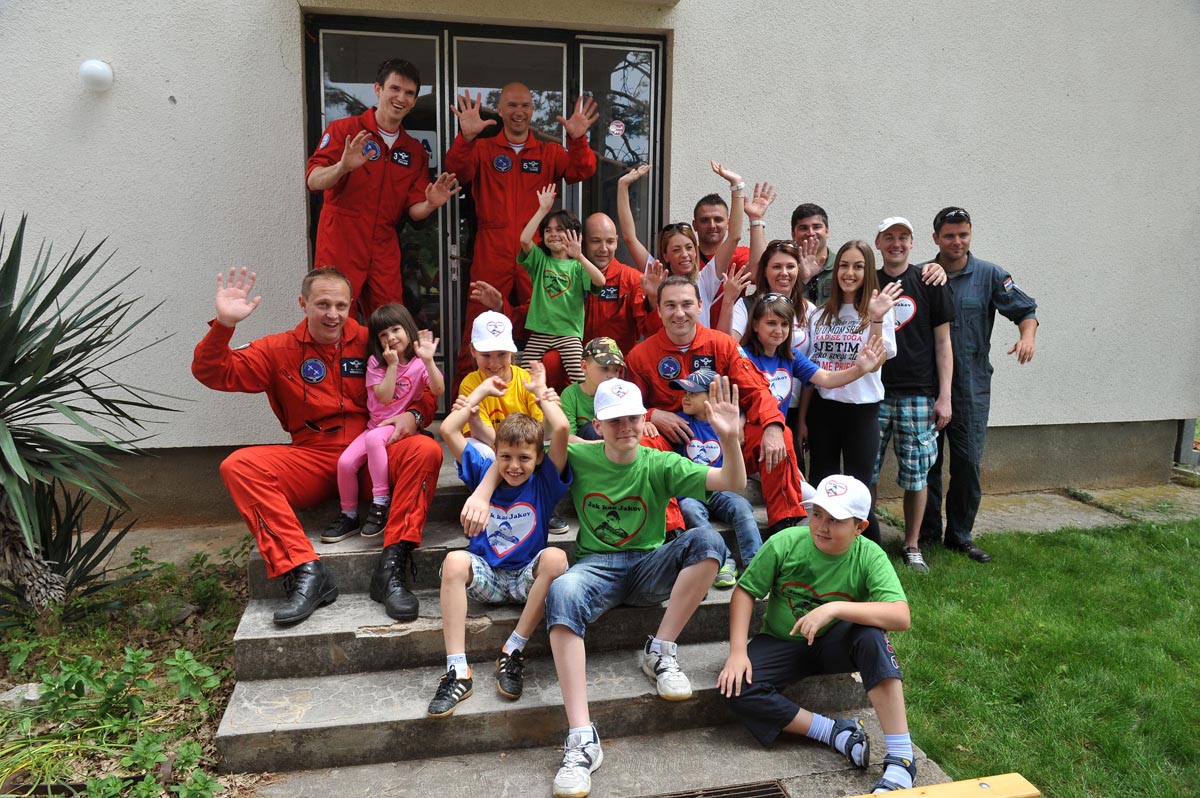 https://www.morh.hr/wp-content/gallery/posjet-djece-iz-udruge-jak-kao-jakov-akrobatskoj-grupi-krila-oluje/jakov_23052014_01.jpg
