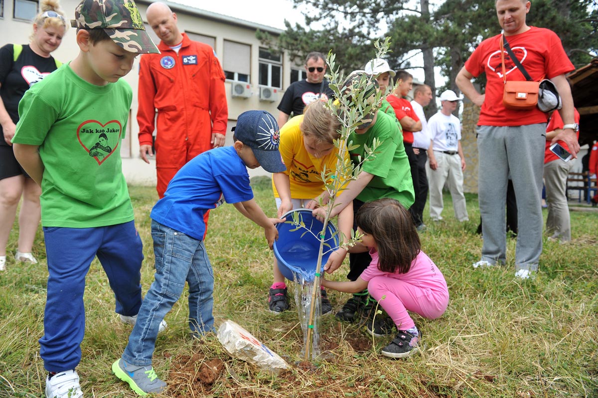 https://www.morh.hr/wp-content/gallery/posjet-djece-iz-udruge-jak-kao-jakov-akrobatskoj-grupi-krila-oluje/jakov_23052014_03.jpg