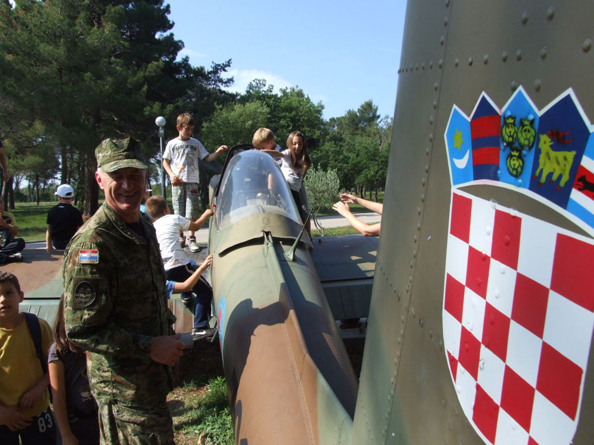 https://www.morh.hr/wp-content/gallery/posjet-djece-iz-vrlike-i-splita-93-zrakoplovnoj-bazi/zenunik_31052012_6.jpg