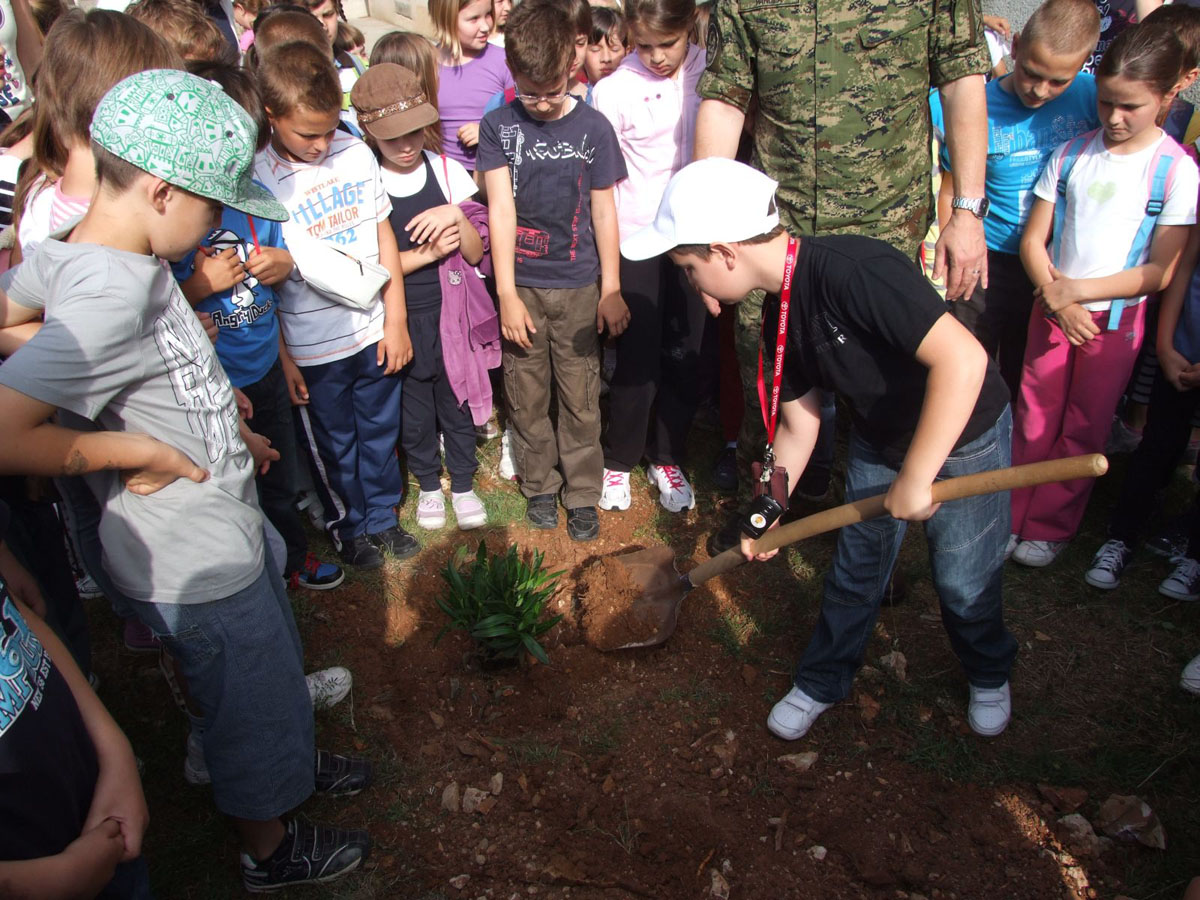 https://www.morh.hr/wp-content/gallery/posjet-djece-iz-zadra-93-zrakoplovnoj-bazi/zenunik_31052012_2.jpg