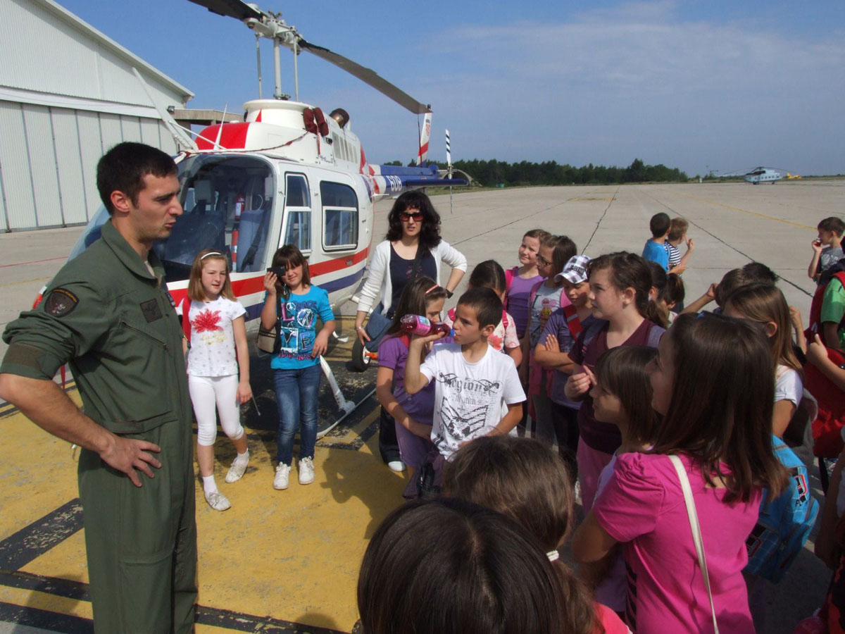 https://www.morh.hr/wp-content/gallery/posjet-djece-iz-zadra-93-zrakoplovnoj-bazi/zenunik_31052012_4.jpg