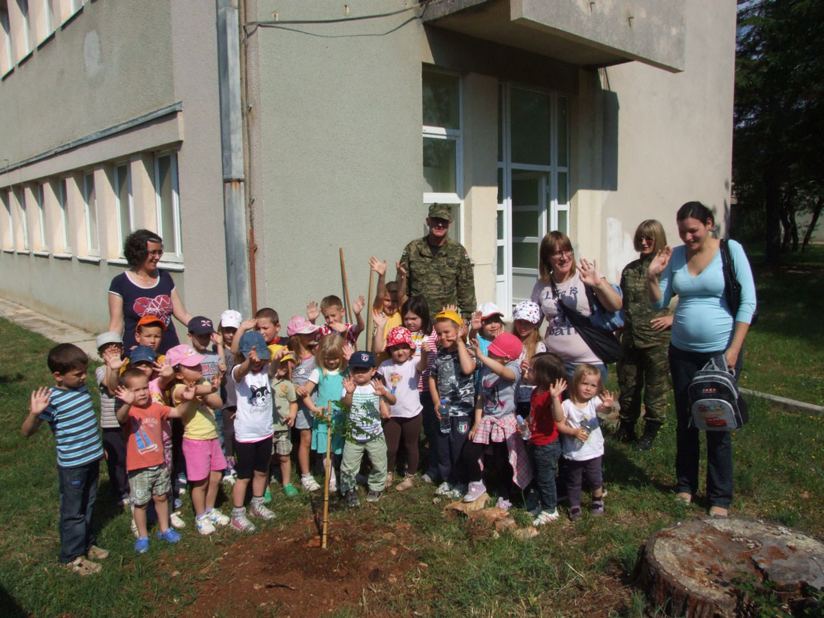 https://www.morh.hr/wp-content/gallery/posjet-djece-iz-zadra-93-zrakoplovnoj-bazi/zenunik_31052012_8.jpg