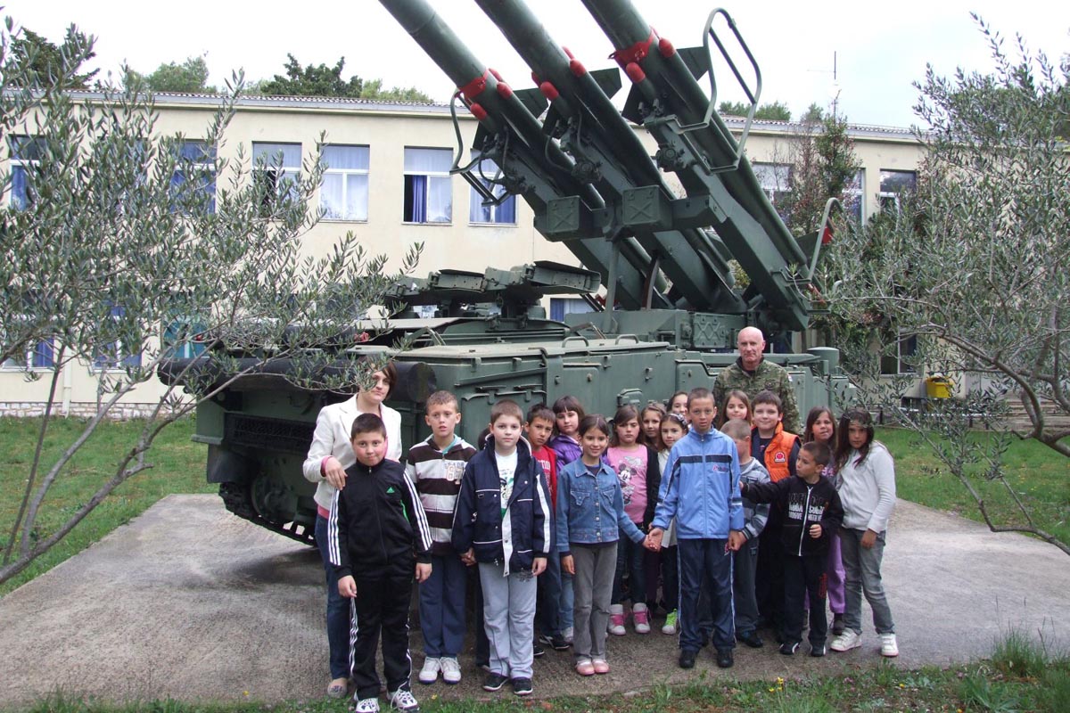 https://www.morh.hr/wp-content/gallery/posjet-djece-vojarnama-u-zemuniku-i-divuljama/zemunik_23042012_06.jpg