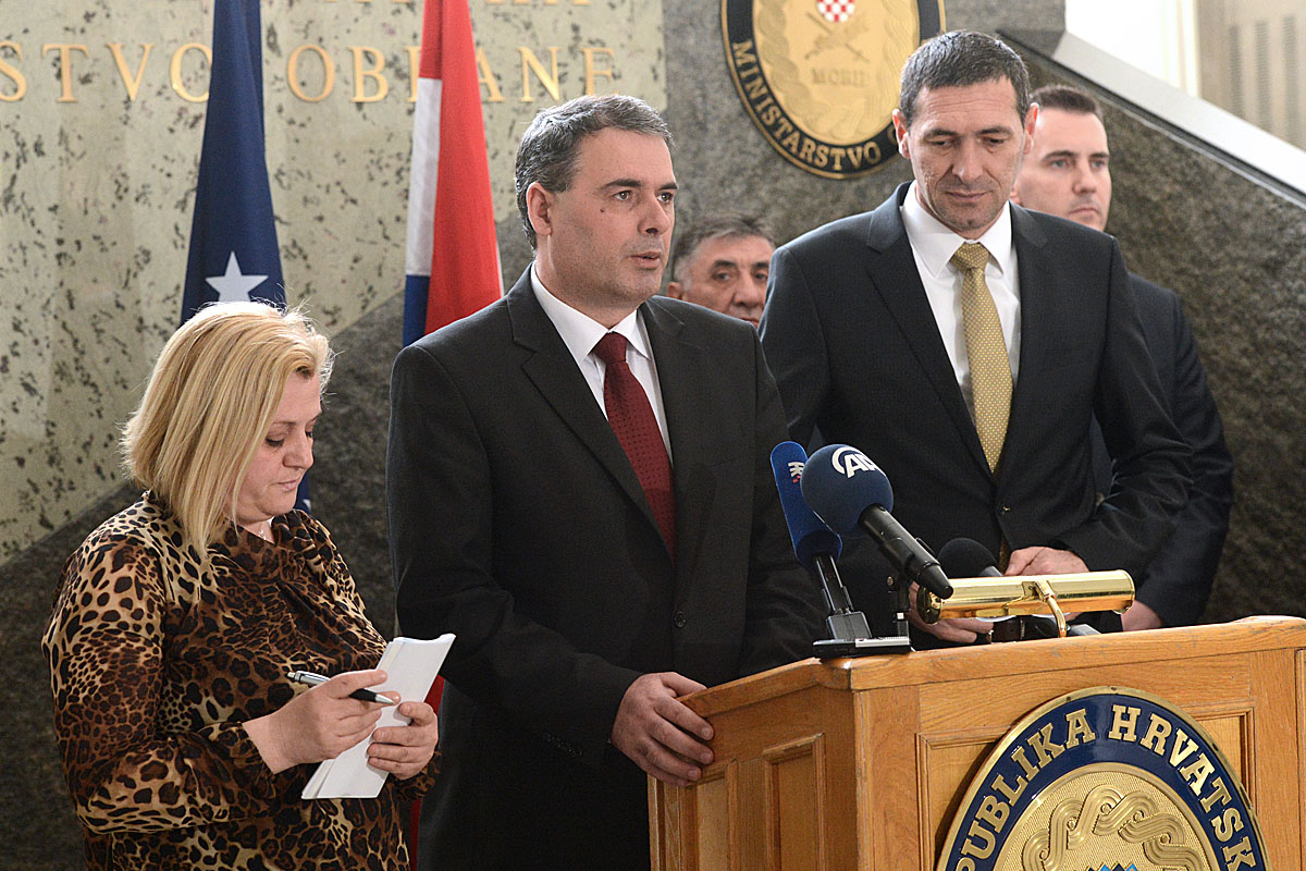 https://www.morh.hr/wp-content/gallery/posjet-ministra-kosovskih-snaga-sigurnosti-morh-u/mo_kosovo_24032015_19.jpg