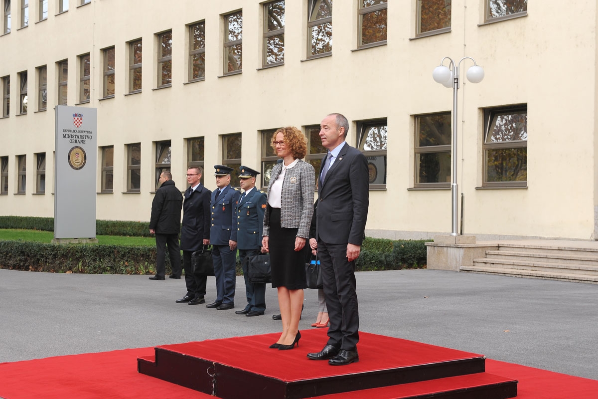 https://www.morh.hr/wp-content/gallery/posjet-ministrice-obrane-republike-makedonije-rh-i-morh-u/mk_21112017_10.jpg
