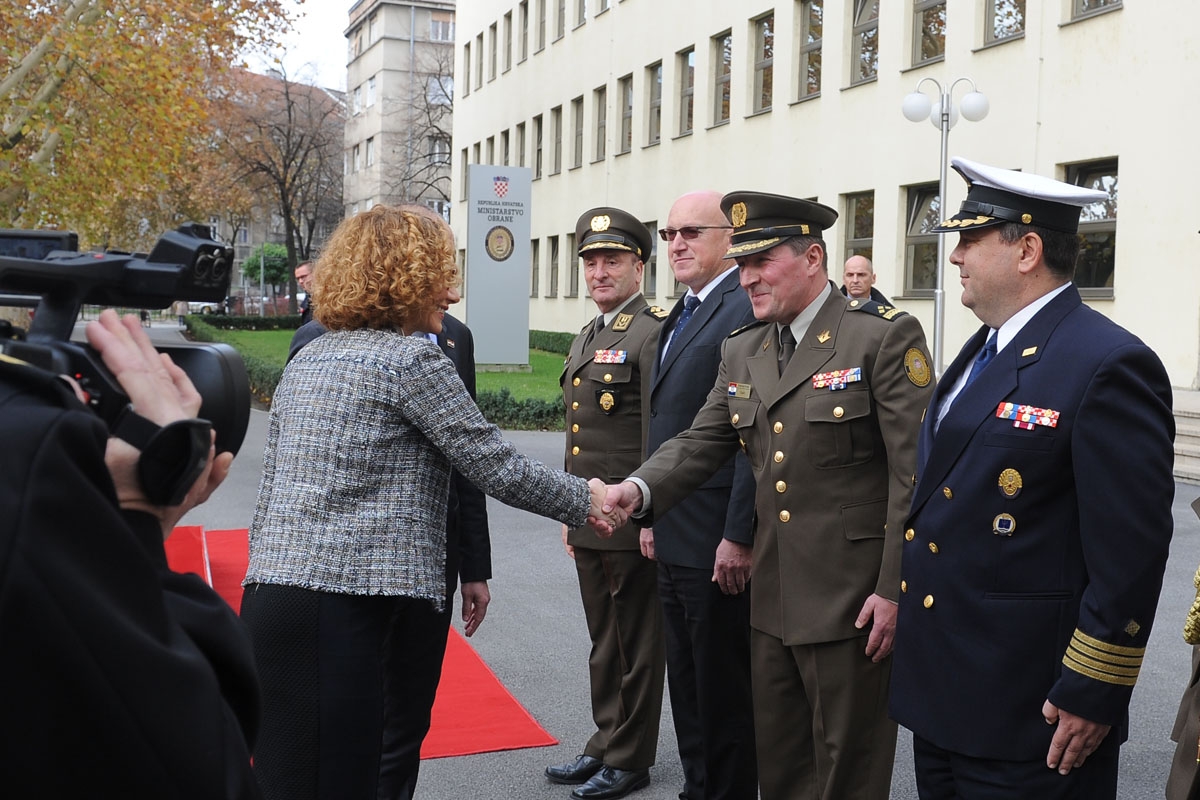 https://www.morh.hr/wp-content/gallery/posjet-ministrice-obrane-republike-makedonije-rh-i-morh-u/mk_21112017_21.jpg