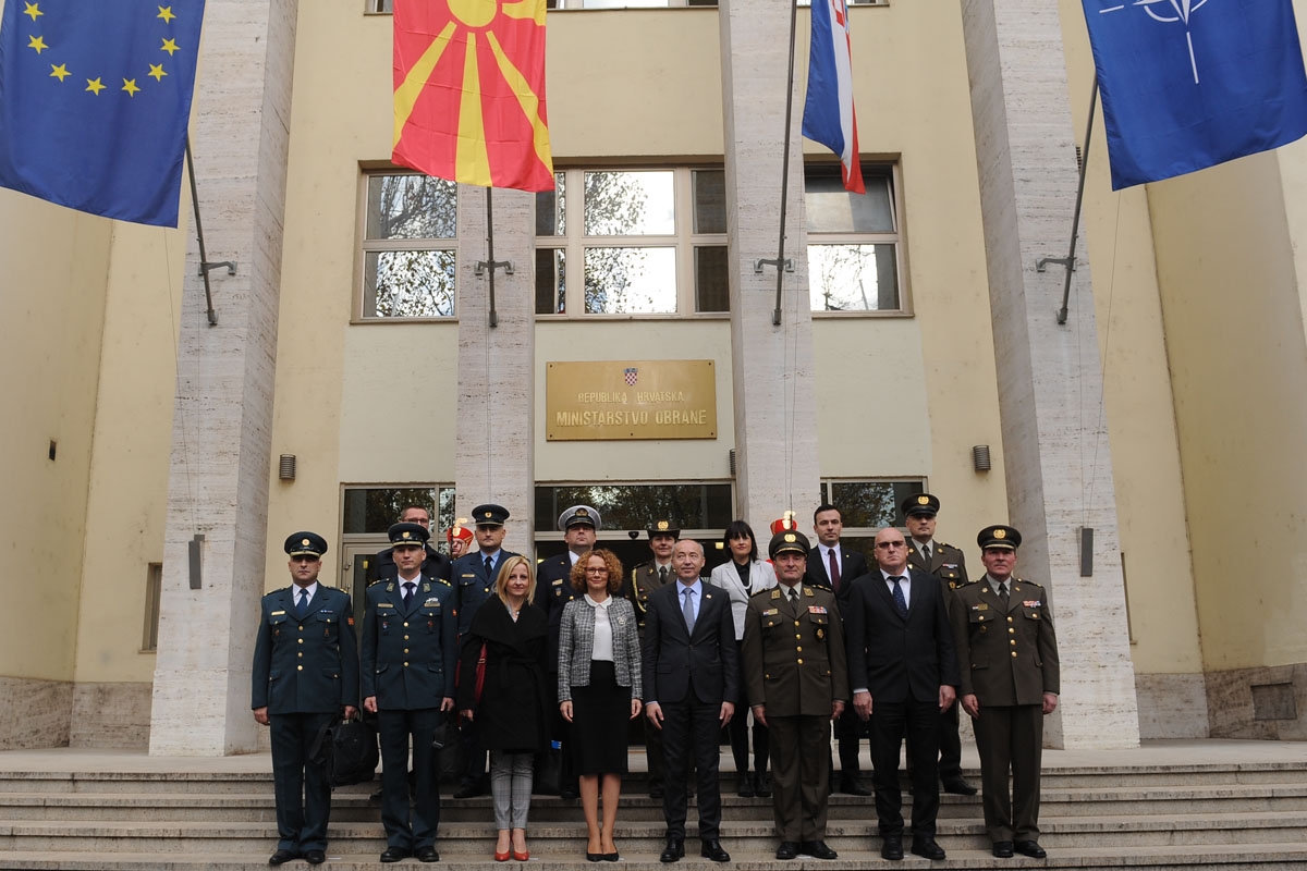 https://www.morh.hr/wp-content/gallery/posjet-ministrice-obrane-republike-makedonije-rh-i-morh-u/mk_21112017_26.jpg