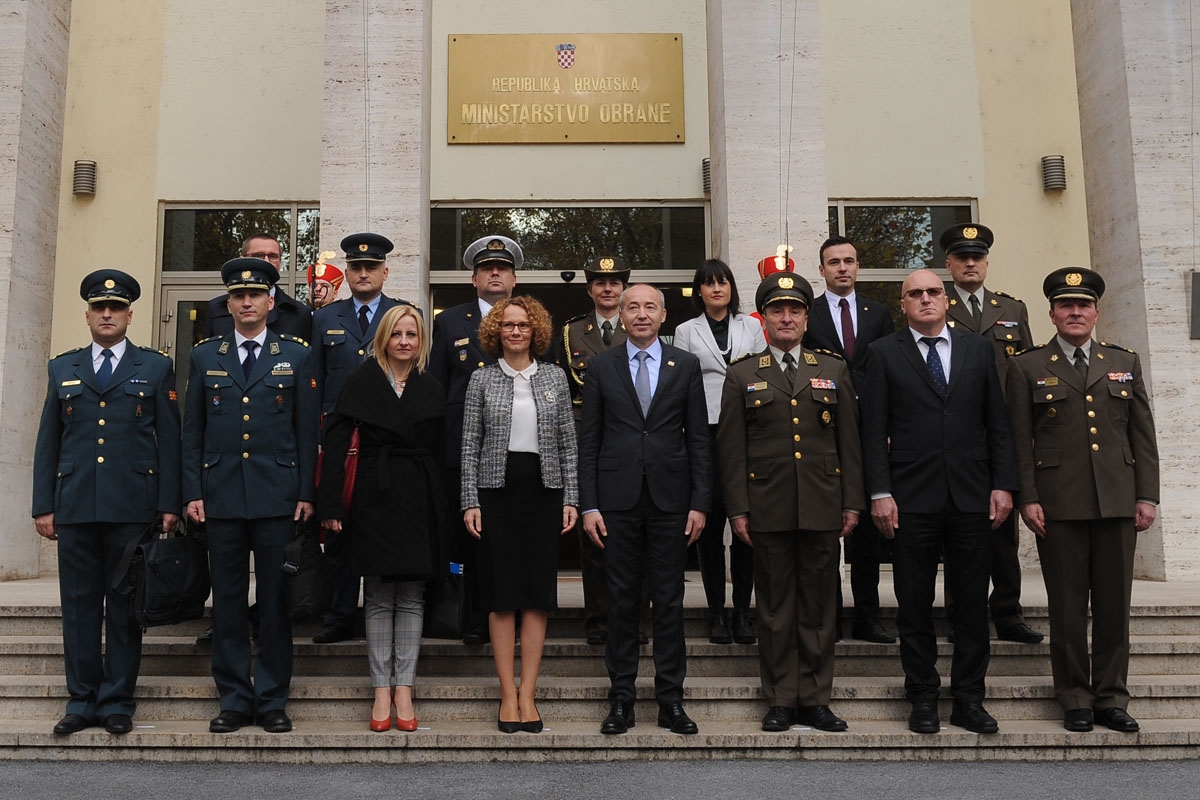 https://www.morh.hr/wp-content/gallery/posjet-ministrice-obrane-republike-makedonije-rh-i-morh-u/mk_21112017_27.jpg